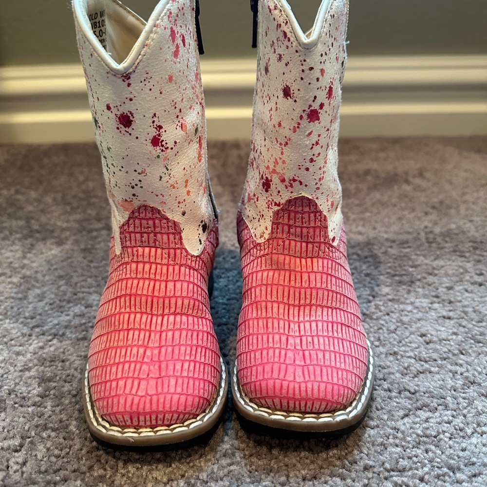 Sz 5 cowgirl boots. Worn 2x and in great condition 🩷